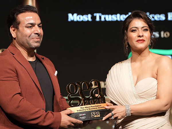 On stage at the Global Excellence Awards 2025, Mr. Aijaz Ahmad Bhat, Director of Lazzat Foods & Spices, receives the Most Trusted Spices Brand in India award from Mrs. Kajol Devgan