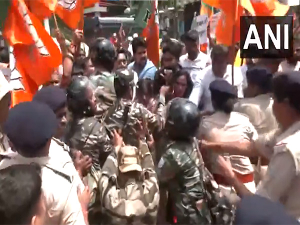 BJP workers clash with police personnel in Ranchi (Photo: ANI)