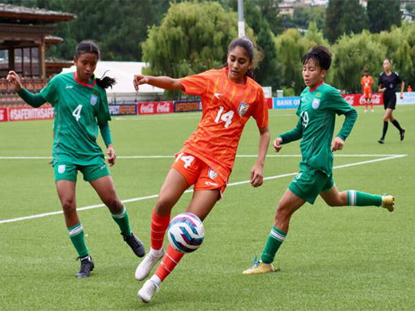 India and Bangladesh players in action (Photo: AIFF)