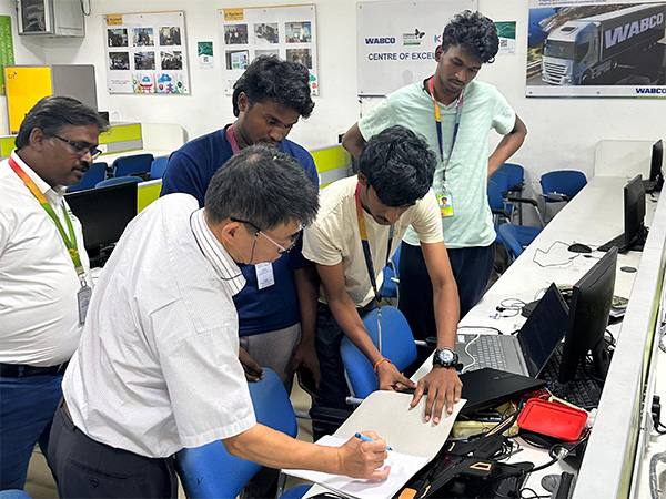 Dr. Jing-Jou Tang of Southern Taiwan University of Science & Technology interacts with students at Chennai Institute of Technology during a session on emerging technologies, research, and global collaboration (Image: X/@citchennai)