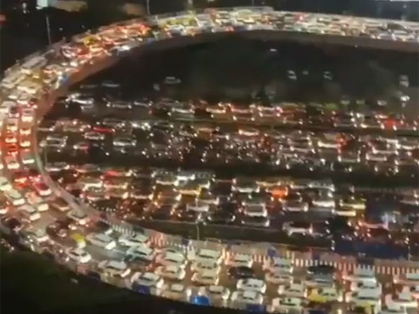 Visuals of traffic jam at NH 48 due to heavy rainfall (Photo/X@priyankac19)