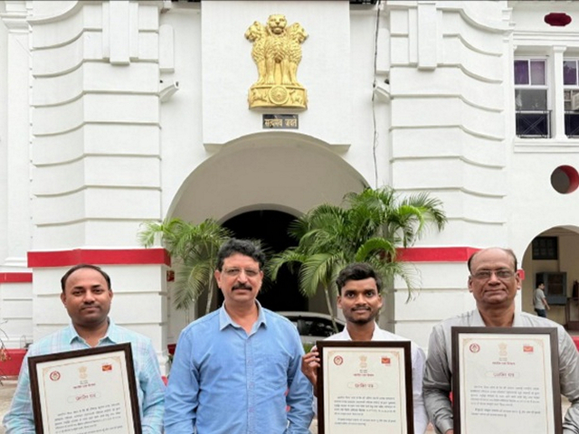 Colonel Vinod, Post Master General of Varanasi, honours postal workers. (Photo/ANI)