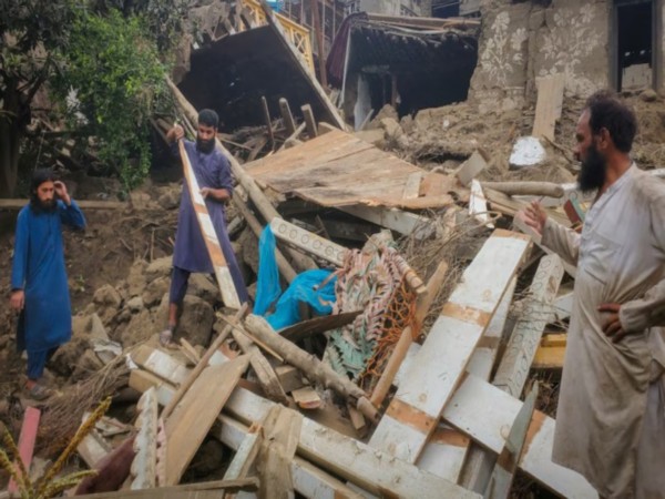 Afghan men search through the rubble of a collapsed house following a deadly magnitude-6 earthquake in Dara Mazar, Kunar province (Photo/Reuters)