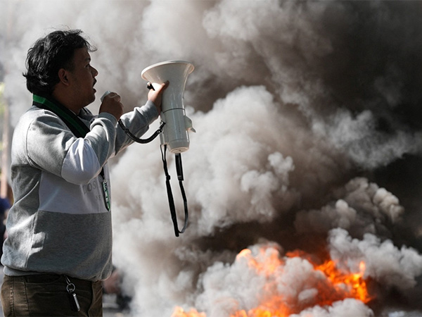 A UNISBA student addresses a protest against the university rectorate’s claim that police did not use tear gas on campus during demonstrations over government spending and lawmakers’ perks in Bandung, West Java, Indonesia (Photo/Reuters)