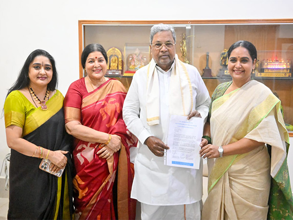 Senior actresses with CM Siddaramaiah (Image source: X/@siddaramaiah)