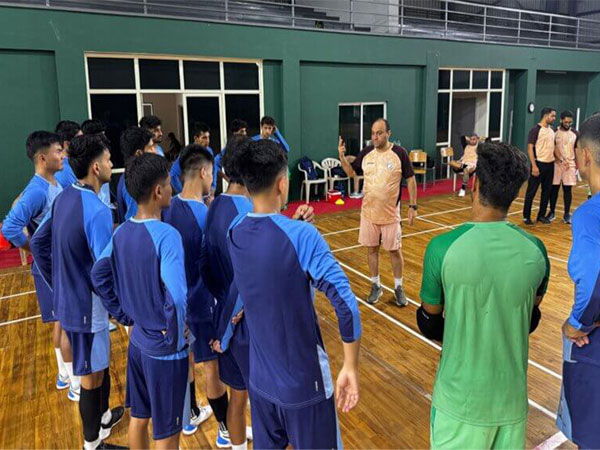 Futsal men's national team head coach Reza Kordi interacting with players. (Photo/AIFF)