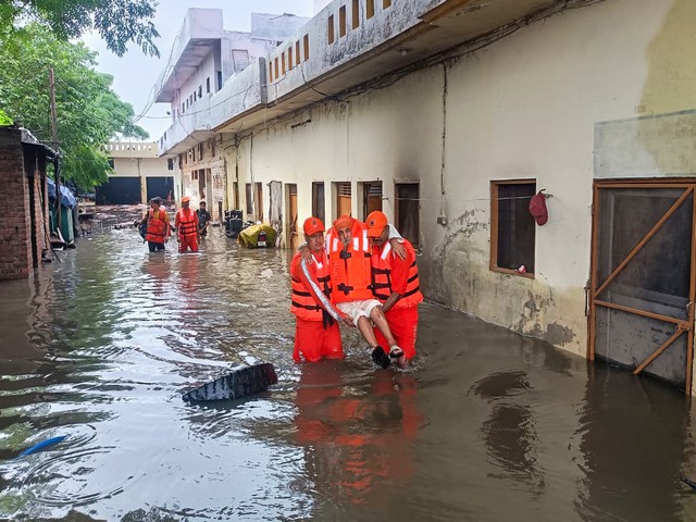 NDRF teams carry out Flood Water Rescue (FWR) operations in flood-affected areas of Punjab (File Photo/ANI)