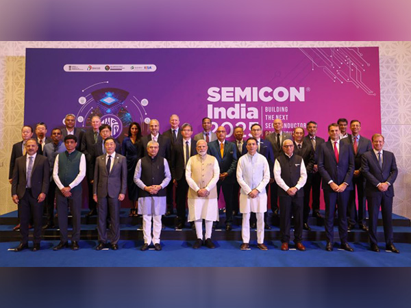 Prime Minister Narendra Modi with Global semiconductor CEOs at SEMICON India 2025 (Photo/X:@narendramodi)