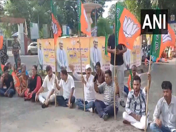Bihar: BJP workers protest in Gaya as NDA observes 5-hour Bihar Bandh over 'abuses' against PM Modi (Photo/ANI)