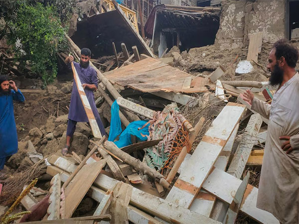 Afghan men search for their belongings amidst the rubble of a collapsed house (Image/Reuters)