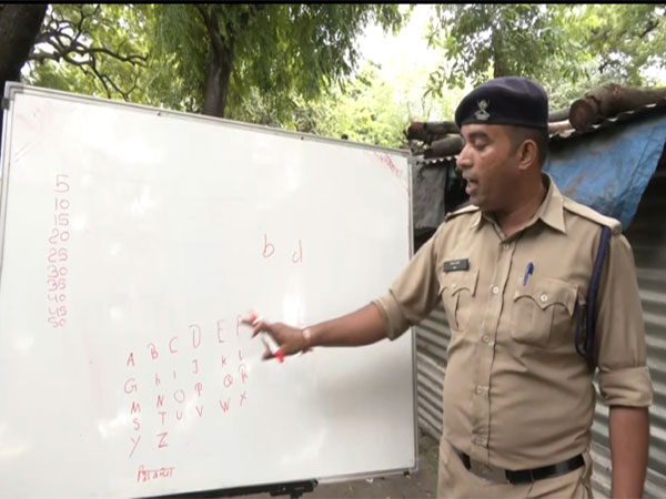 Police constable Sanjay Sanware is teaching the children(Photo/ANI)