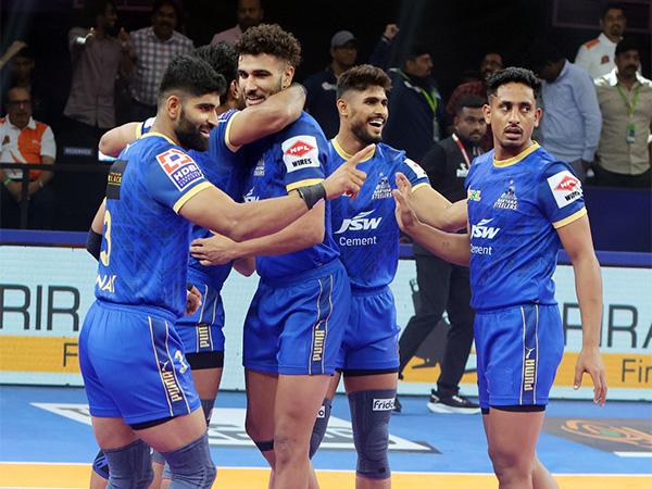 Haryana Steelers captain Jaideep Dahiy celebrating with teammates (Photo: PKL)