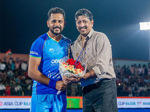 Harmanpreet getting felicitated for his milestone. (Photo: HI Media)