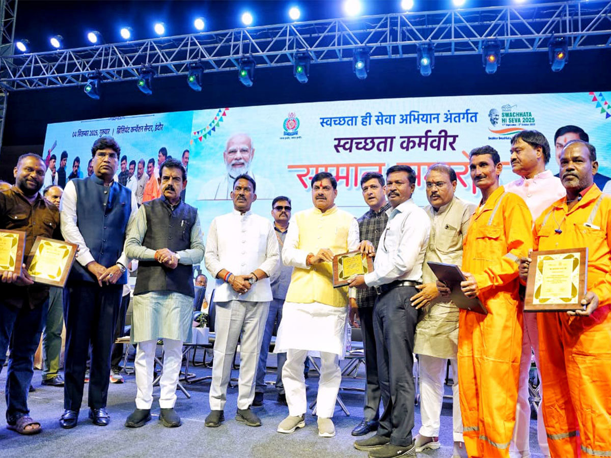 MP CM Mohan Yadav honouring sanitation workers (Photo/ANI)