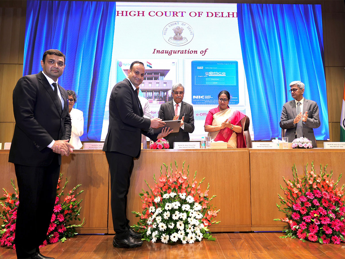 Justice Vikram Nath launches the Delhi High Court Mobile App (Photo/@gupta_rekha)