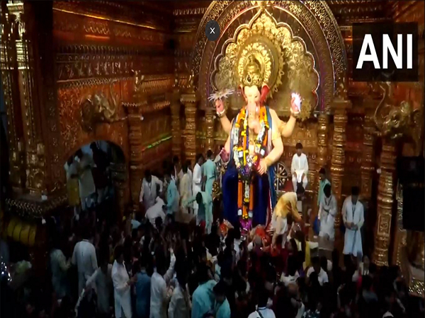 Mumbai: Large number of devotees visit Lalbaugcha Raja pandal to offer prayers. (Photo/ANI)