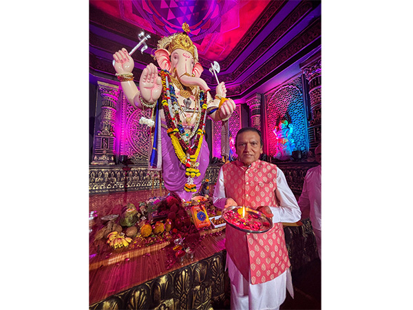 Dr. Dinesh Shahra Visits Mumbai’s Ganesh Pandals, Prays for Collective Well-being and Cultural Unity