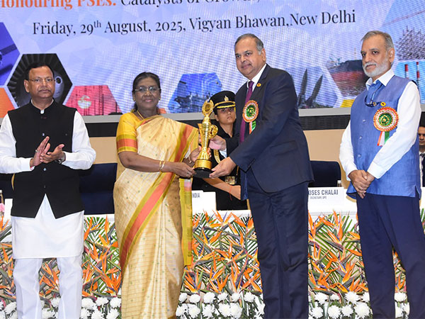 President Droupadi Murmu presenting award to Sandeep Kumar Gupta, CMD, GAIL (Photo/GAIL) 