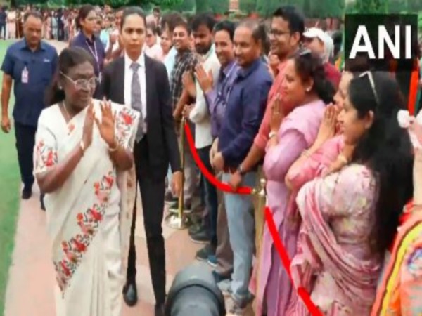 President Droupadi Murmu greets teachers (Photo/ANI)