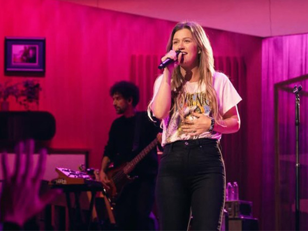 Kelly Clarkson (Image source: Instagram/ @kellyclarkson)