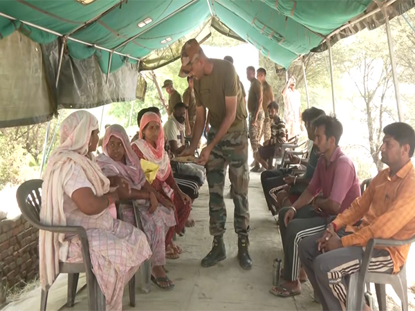 Indian Army  conducts relief operation in flood-affected Fazilika (Photo/ANI)
