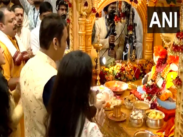 Maharashtra CM Devendra Fadnavis performs Ganesh aarti (Photo/ANI)