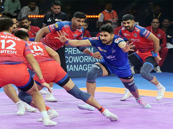 Naveen Kumar in action during the match (Photo: PKL) 