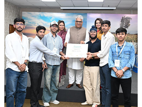 Union Minister Shri Bhupender Yadav felicitates Sustainovation by Intin winners, joined by Monica Sareen Kharbanda (Head, Sustainovation) and Monica Kubba