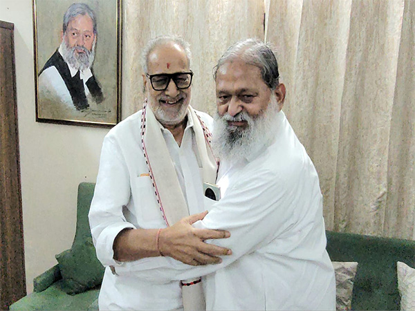 Minister Anil Vij receives former Odisha Governor Prof. Ganeshi Lal in Ambala (Photo/Press Release)