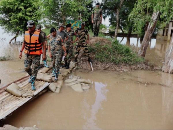 IG BSF Punjab visits flood-affected border areas in Ferozepur (Photo/BSF)