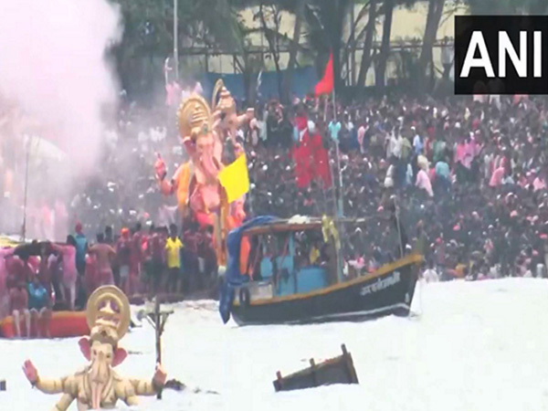 Huge number of devotees take part in the immersion of Lord Ganesh idols at Mumbai's Girgaon Chowpatty (Photo/ANI)