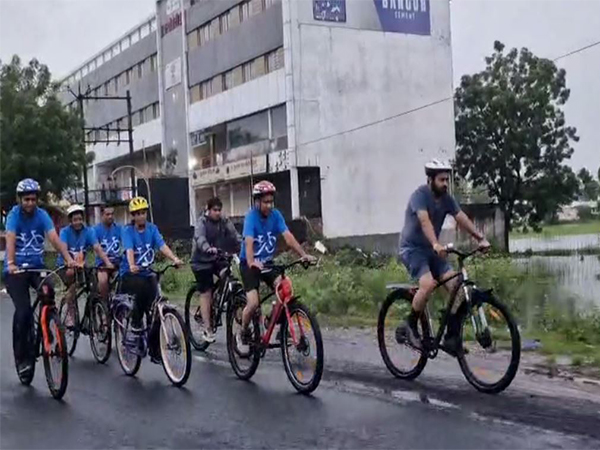 Aravalli district administration organised 'Sundays on Cycle' programme under Fit India Movement. (Photo/ANI)