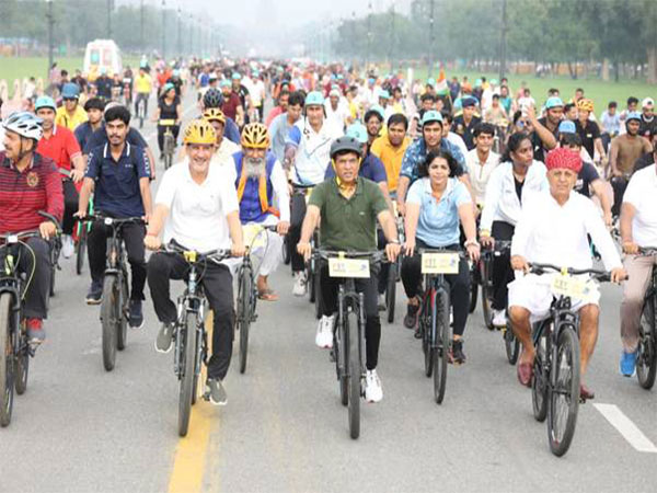Union Sports Minister Mansukh Mandaviya Fit India Sundays on Cycle (Photo: PIB)