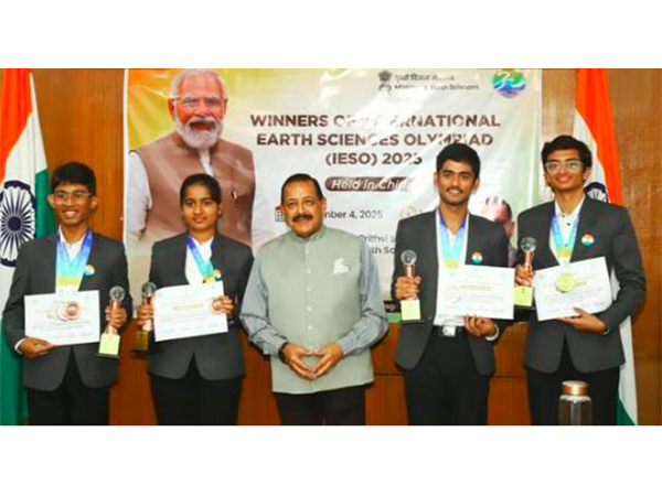 Union Minister Dr Jitendra Singh felicitates Indian team for wining “International Earth Sciences Olympiad” held in China (Photo/PIB)