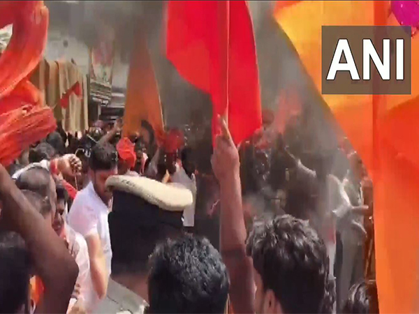 Mandya: Hindu organisations protest against reported stone pelting incident during Ganesh immersion. (Photo/ANI)