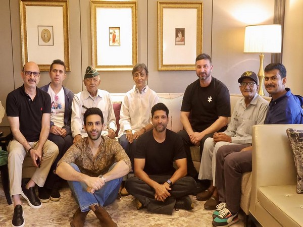 Farhan Akhtar and his team with surviving heroes of Battle of Rezang La (Image source: Instagram/@faroutakhtar)