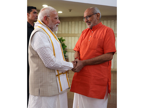PM Modi with NDA V-P candidate CP Radhakrishnan (Photo/x/@narendramodi)