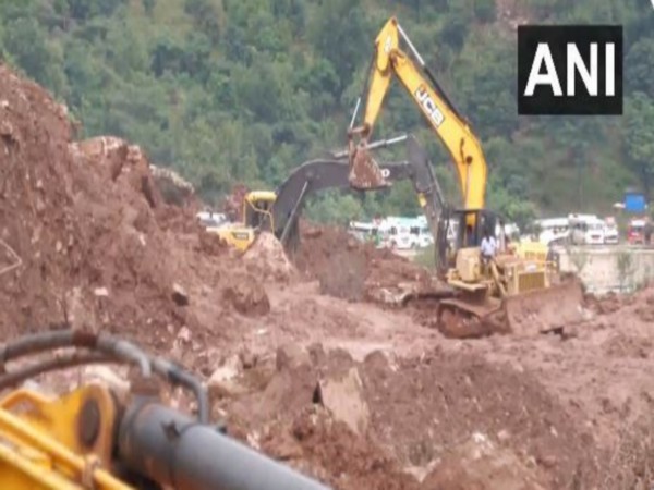 Restoration underway at Jammu-Srinagar National Highway (Photo/ANI)