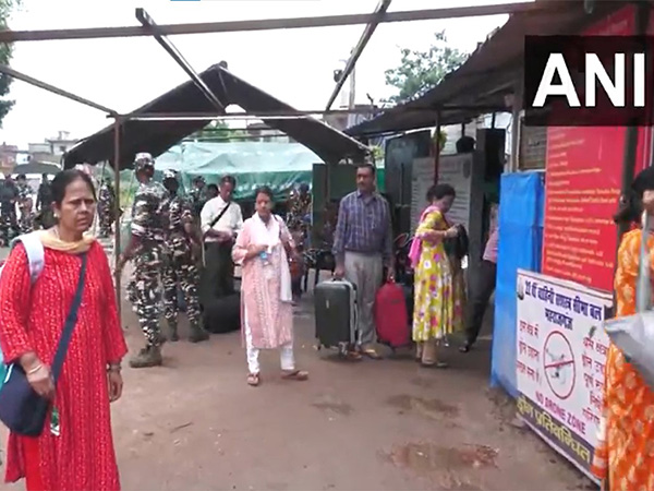 Indian nationals returning home at India-Nepal border in Sonauli (Photo/ANI)