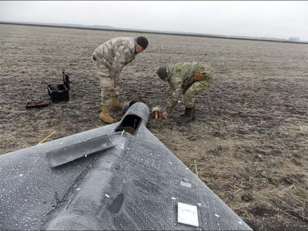 Warhead being removed from a Russian kamikaze drone (Photo: Reuters)