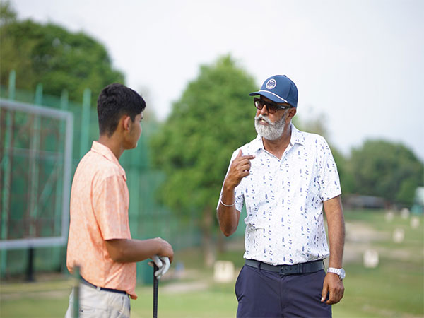 Head Coach Jaskirat Grewal with young Golf player (Photo: Roundglass Sports)