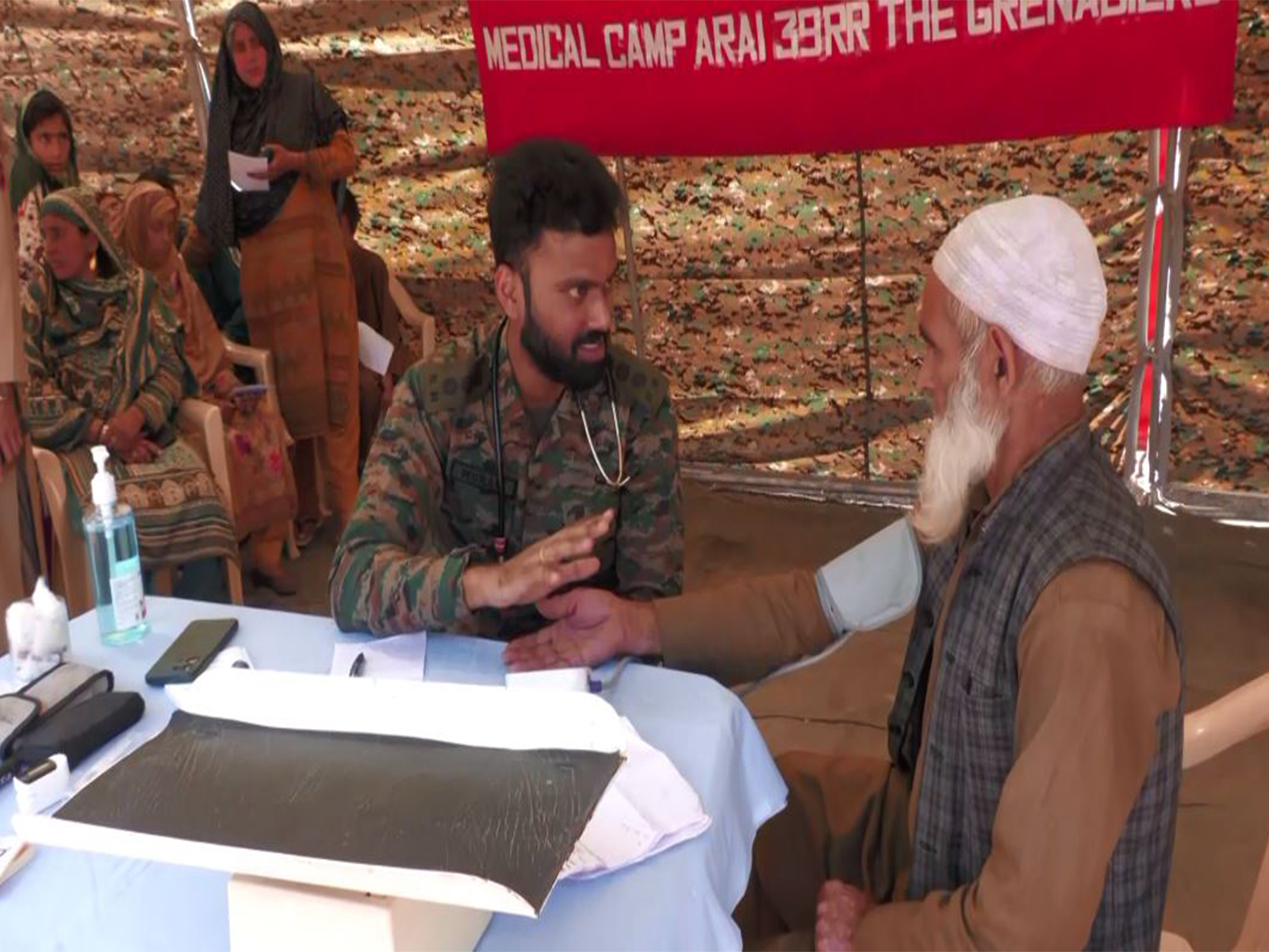 J-K: Indian Army conducts free medical camp at Poonch's Arai village (Photo/ANI)