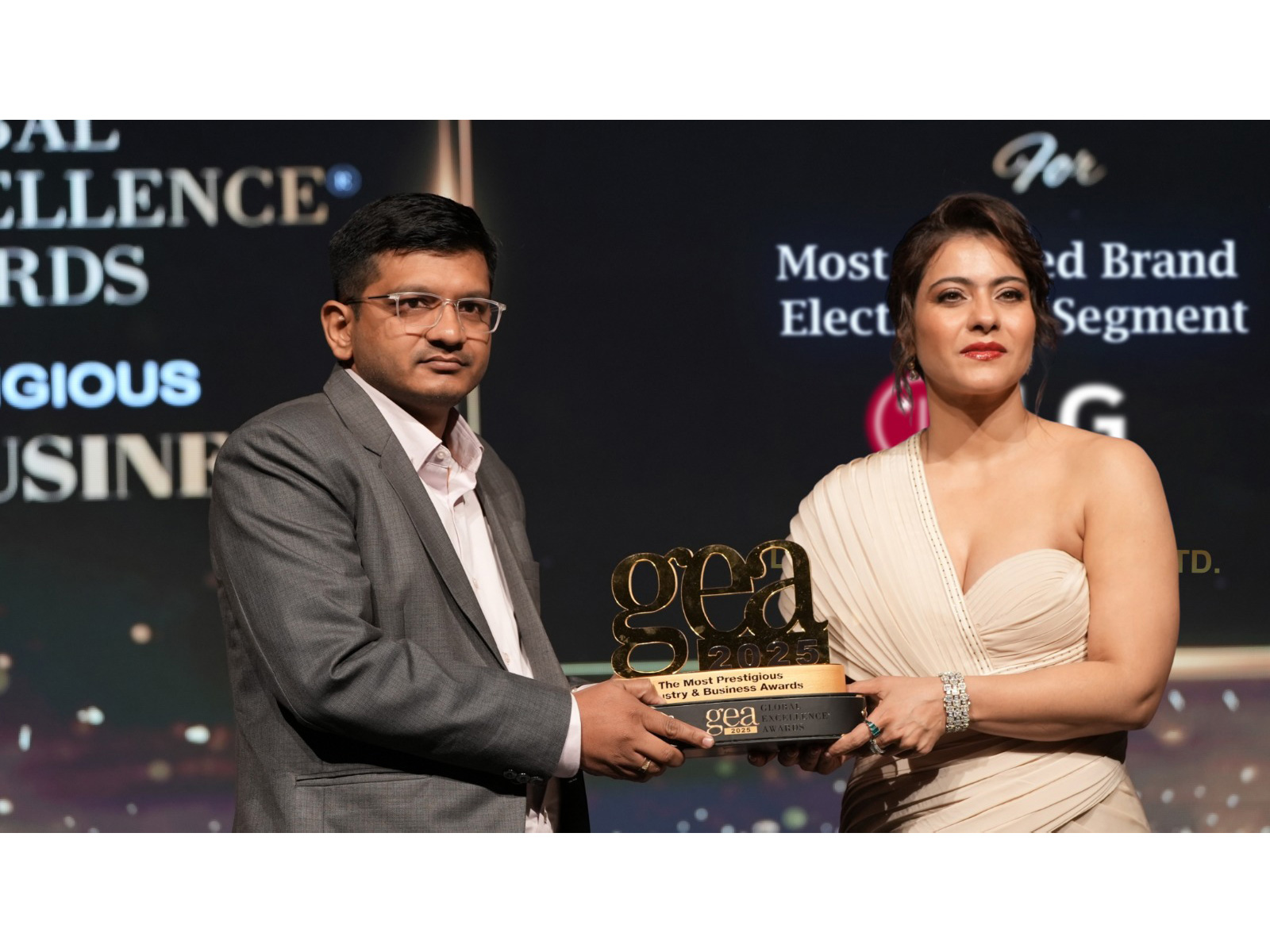 Mr. Pankaj Chaudhary, Deputy Manager, LG Electronics India, receives the ‘Most Trusted Brand – Electronics Segment’ award from Kajol Devgan at the Global Excellence Awards 2025