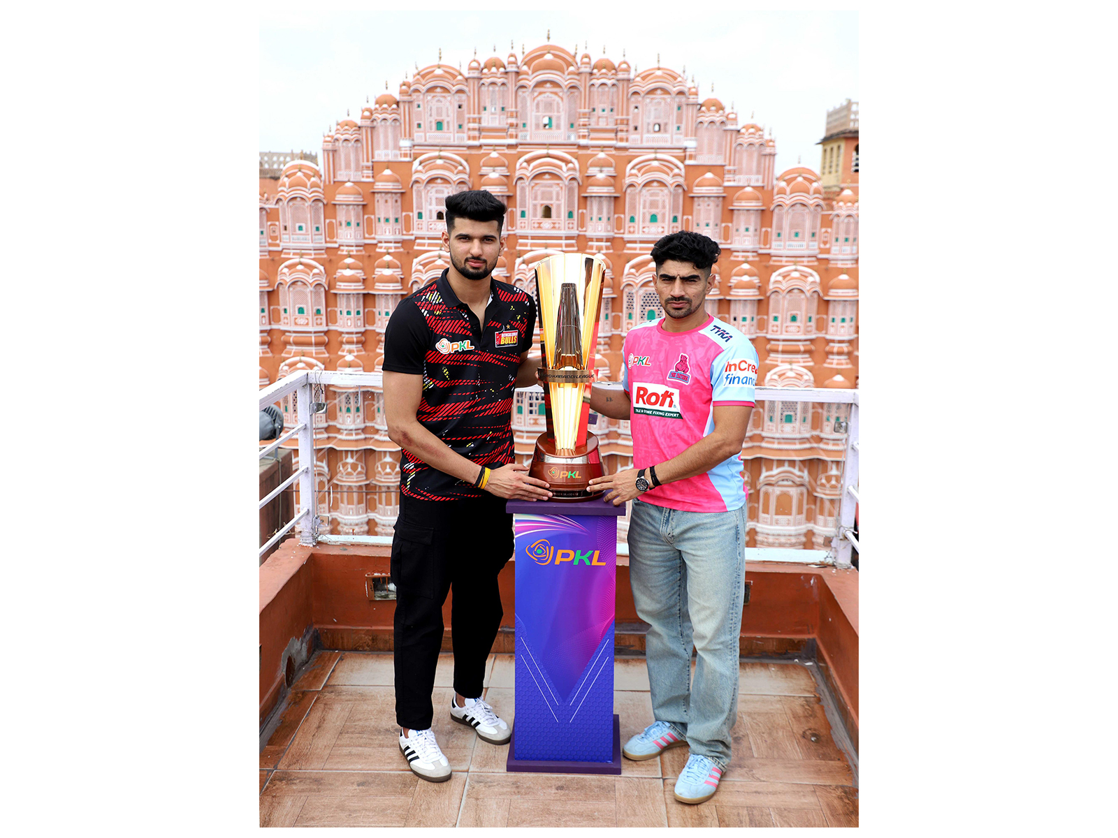 Bengaluru Bulls skipper Yogesh Dahiya (L) and Jaipur Pink Panthers skipper Nitin Rawal (R). (Photo; PKL)