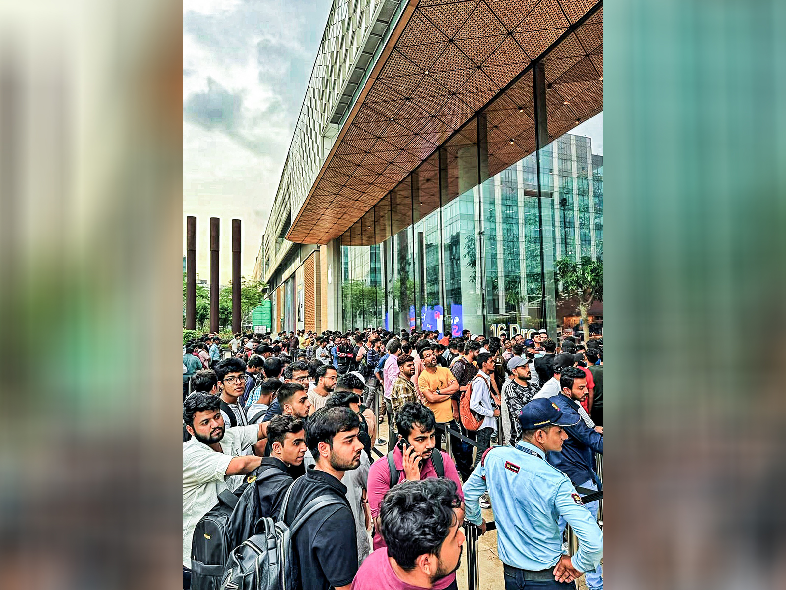 Representative image of long queues seen outside an electronics store (Photo/ANI)