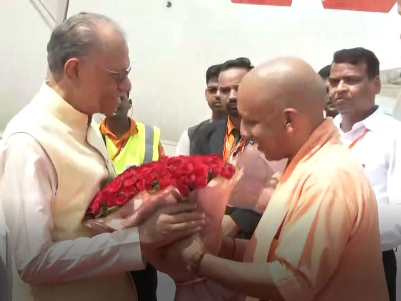 Mauritius PM Ramgoolam being received by UP CM Yogi Adityanath (Photo/ ANI)