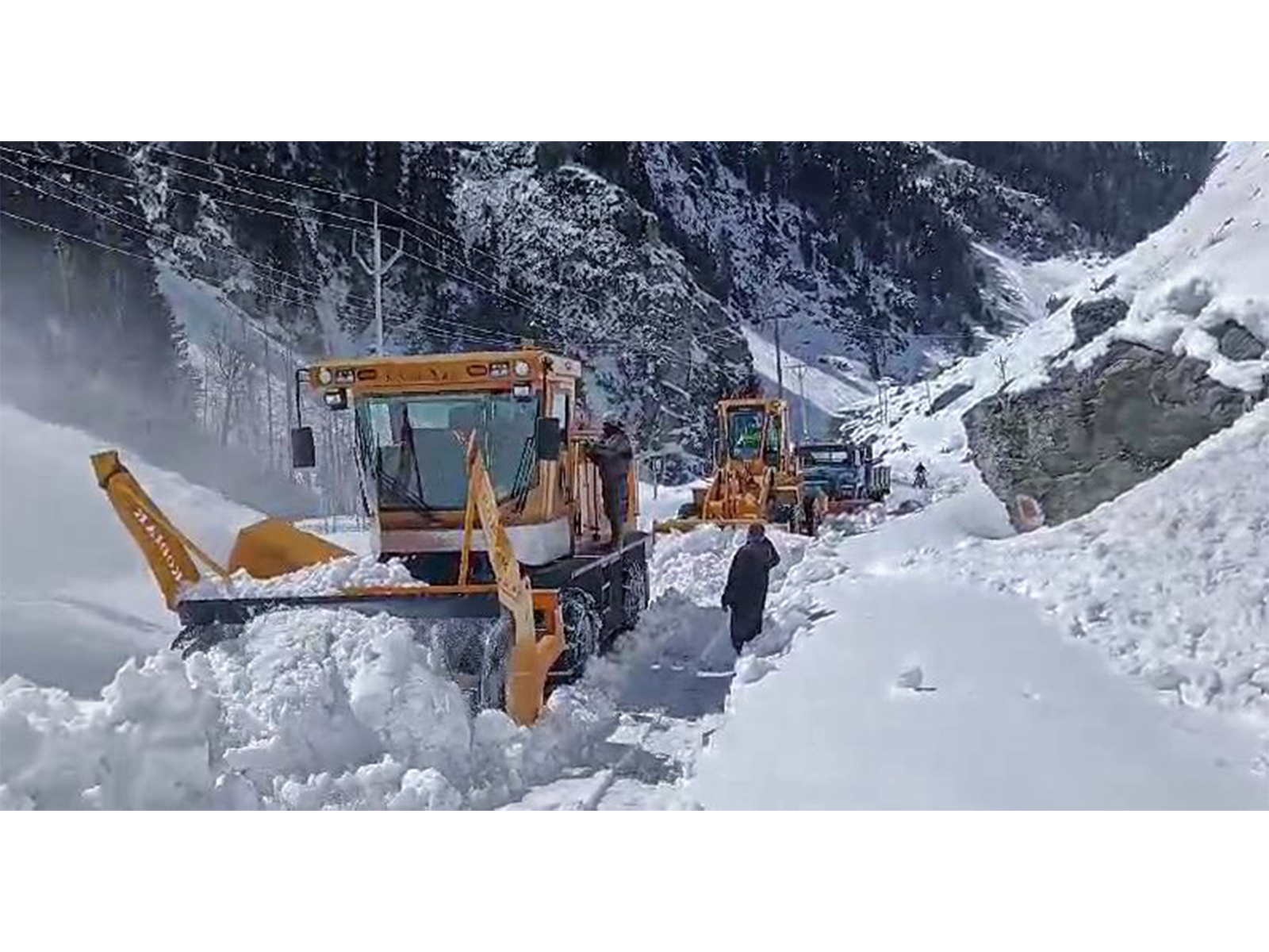 BRO teams clearing snow at Zojila Pass (File Photo/ANI)