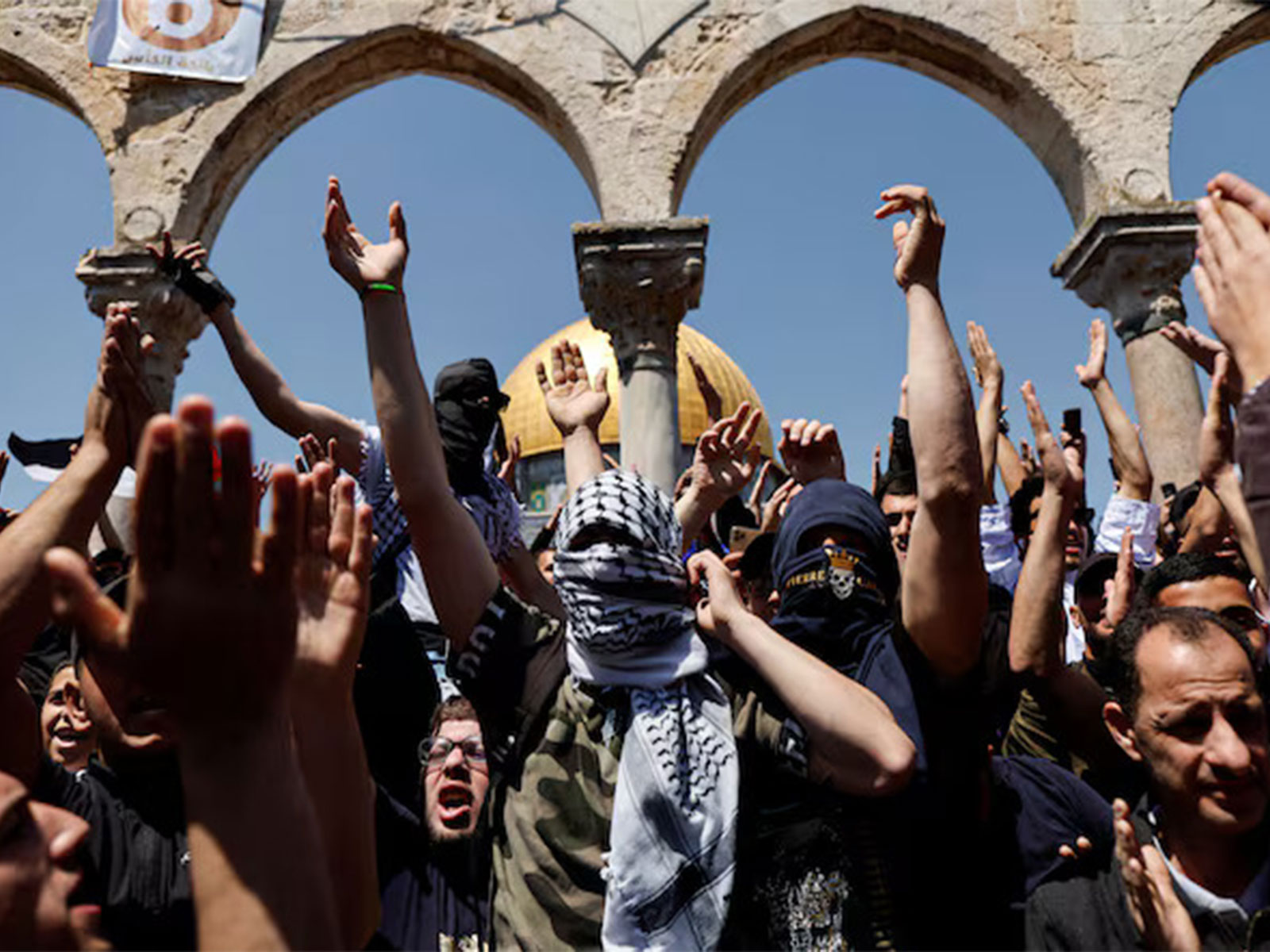 Palestinians shout slogans at Al-Aqsa Mosque compound after clashes with Israeli security forces in Jerusalem’s Old City (Photo/Reuters)