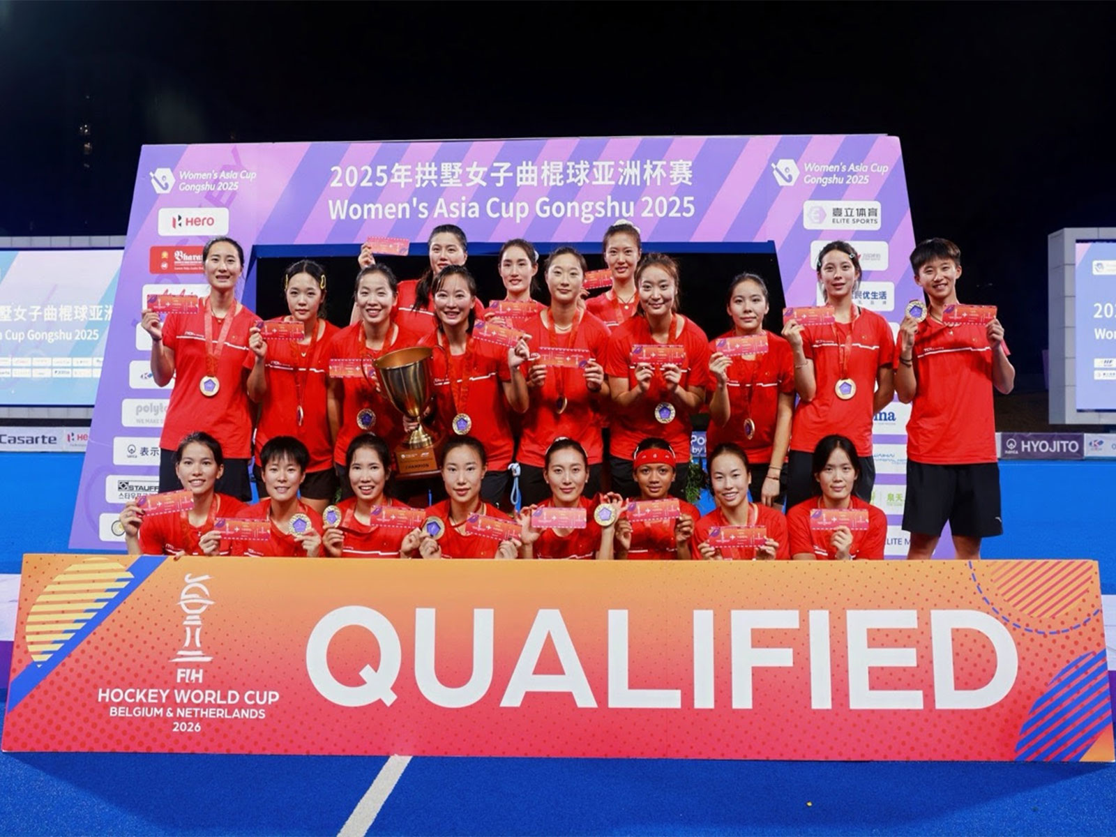 China women's hockey team lifting Asia Cup (Photo: FIH)