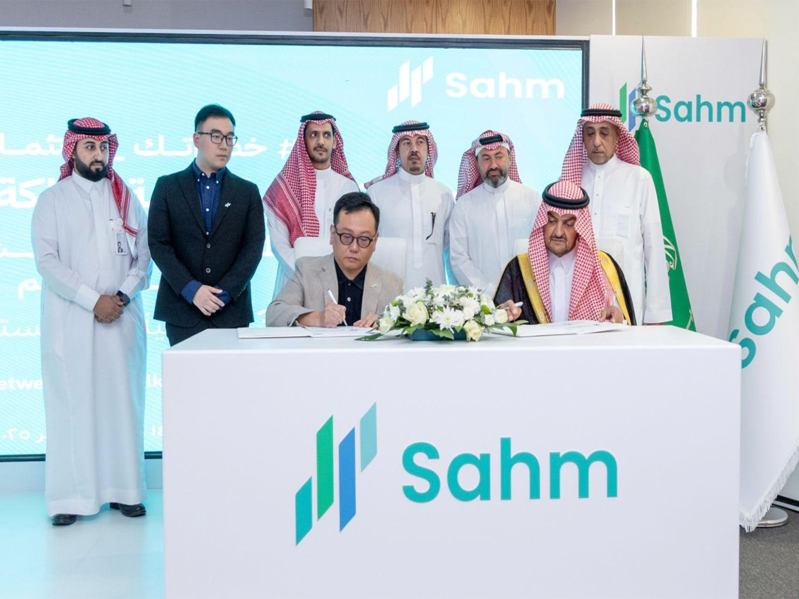   Chairman of Walking Challenge, Prince Khalid bin Saud Al-Faisal, and Steven Chou, Chairman of Sahm Capital, sign the strategic partnership agreement (Photo/ Courtesy Arab Newswire)
